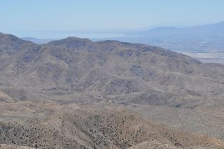 砂漠の向こうに見えるソルトン海（湖）