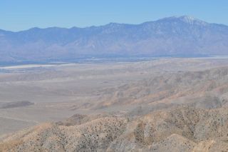 砂漠の向こうに見える雪山