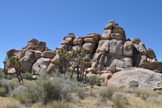 積み木のように積み重なる岩山